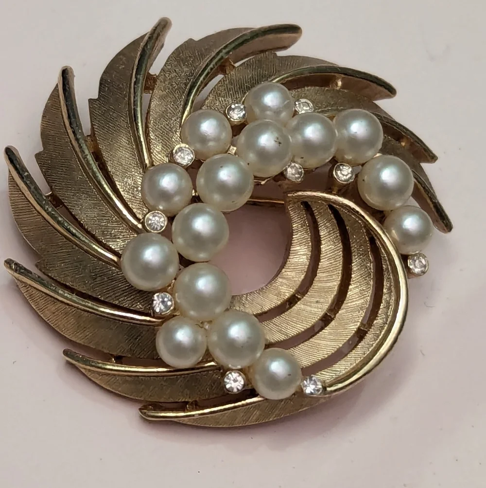 Crown Trifari brooch pin Elegant Gold  Pearl circle spray atomic vintage